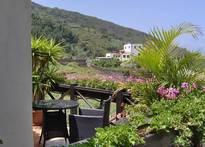 Rustic With Balcony And Sea View דירה